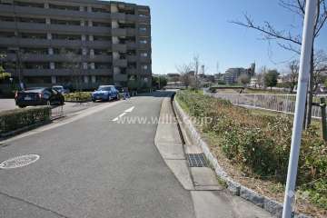 敷地西側の前面道路
