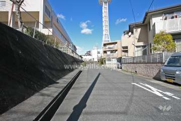 敷地南西側の前面道路(南東側から)
