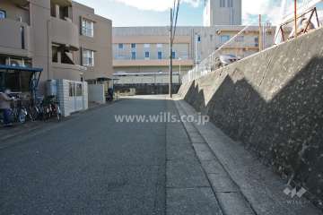 敷地北西側の前面道路(北東側から)