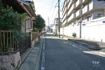 敷地北側の前面道路