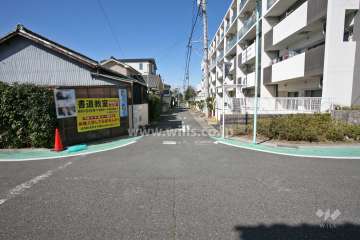 敷地南側の前面道路(東側から)