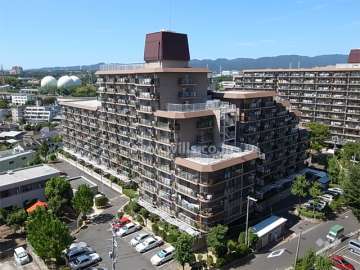 ローレルハイツ千里4号棟の外観（南東側から）