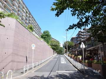 小高い丘の上にあり、敷地入り口付近には店舗棟があります。