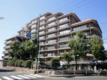 ローレルハイツ千里4号棟の外観（北東側から）