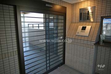 エントランスはオートロック付きです。