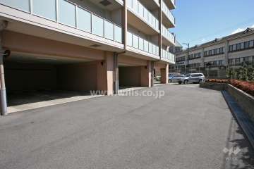 敷地内駐車場（建物1階と屋外平面式）