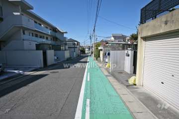 敷地北側の前面道路(東側から)