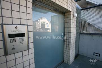 エントランスはオートロック付きです。