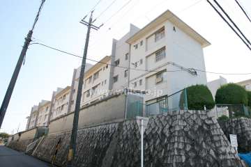 東丘住宅A号棟の外観（北西側から）