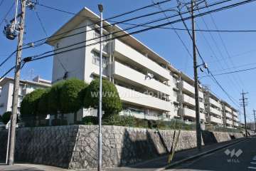 東丘住宅C号棟の外観(南西側から)