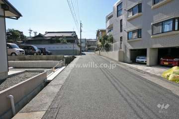 敷地東側の前面道路(北側から)