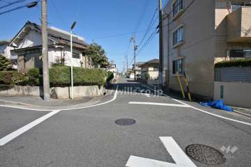 敷地西側の前面道路(南側から)