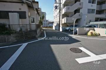 敷地東側の前面道路(北側から)