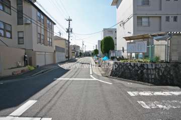 敷地東側の前面道路