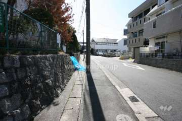 敷地西側の前面道路