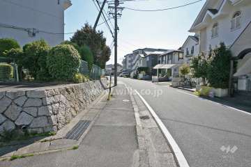 敷地西側の前面道路