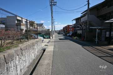 敷地北側の前面道路（西側から）
