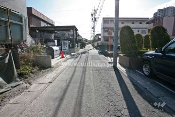 敷地北東側の前面道路(北西側から)