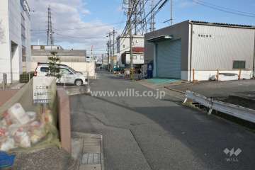 敷地北東側の前面道路(南東側から)