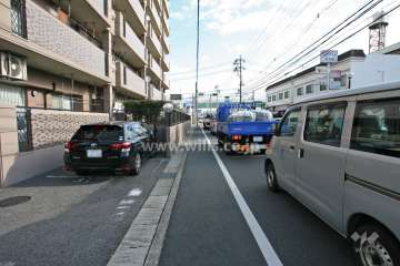 敷地南東側の前面道路(南西側から)