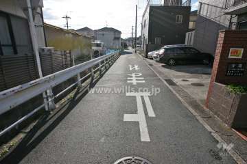 敷地北東側の前面道路(北側から)