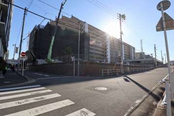 敷地北西側の前面道路（北東側から）