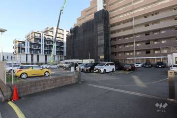 駐車場出入り口（ロボットゲート付き）・敷地内駐車場（屋外平面式）
