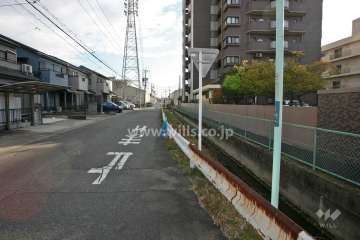 敷地北側の前面道路(西側から)
