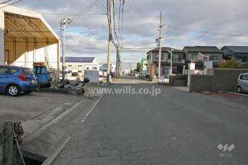 敷地西側の前面道路(南側から)