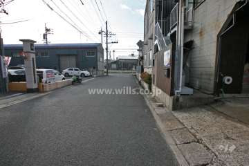 敷地西側の前面道路(北側から)