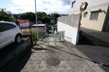 敷地南側の前面道路（東側から）