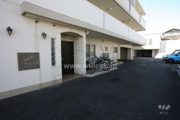 北側エントランスアプローチ