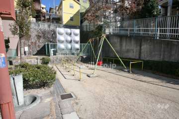 敷地に隣接する伊賀殿公園