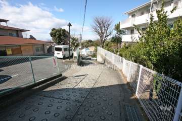 敷地北側の前面道路（東側から）