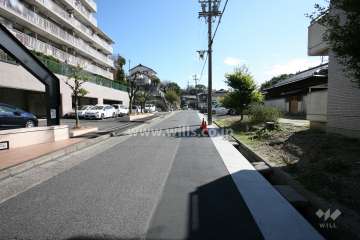敷地南西側の前面道路（北西側から）