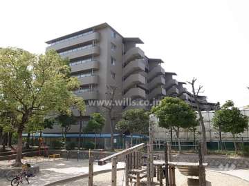 日興千里丘スカイマンションA棟の外観（北東側から）　敷地に隣接して公園があります。