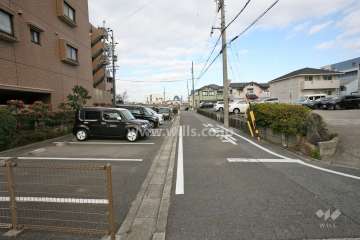 敷地北東側の前面道路（南東側から）