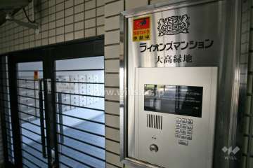 エントランスはオートロック付きです。