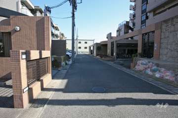 敷地北側の前面道路（西側から）