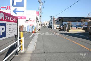 敷地西側の前面道路