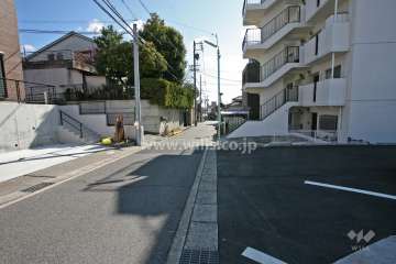 敷地北側の前面道路(東側から)
