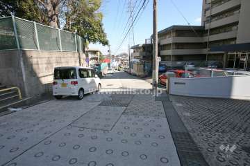 敷地西側の前面道路（北側から）