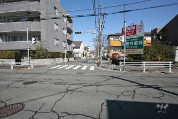 敷地東側の前面道路(南側から)