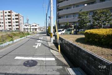 敷地西側の前面道路(南側から)