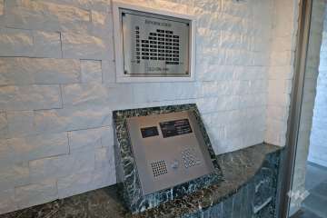 オートロックと案内板