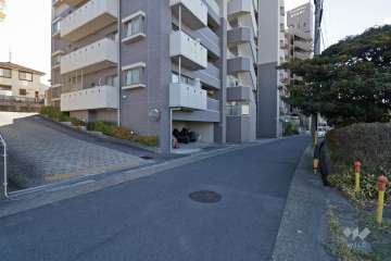 駐車場出入口と敷地北側の前面道路