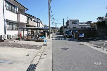 敷地北側の前面道路（西側から）