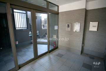 エントランスはオートロック付きです。