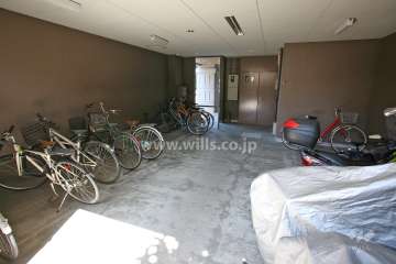 屋内に設けられた駐輪場