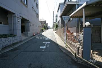 敷地西側の前面道路